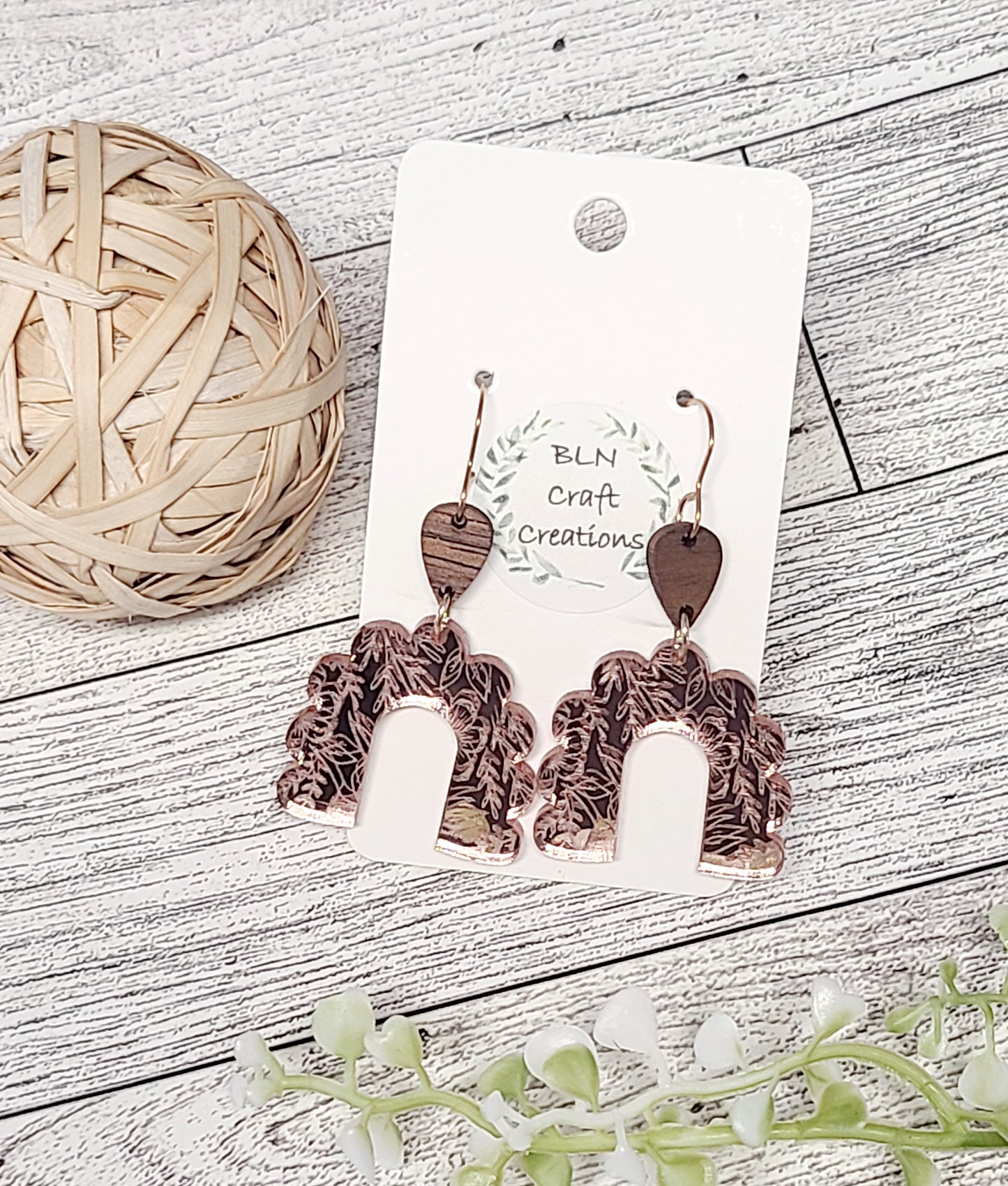 Arch engraved with leaves earrings