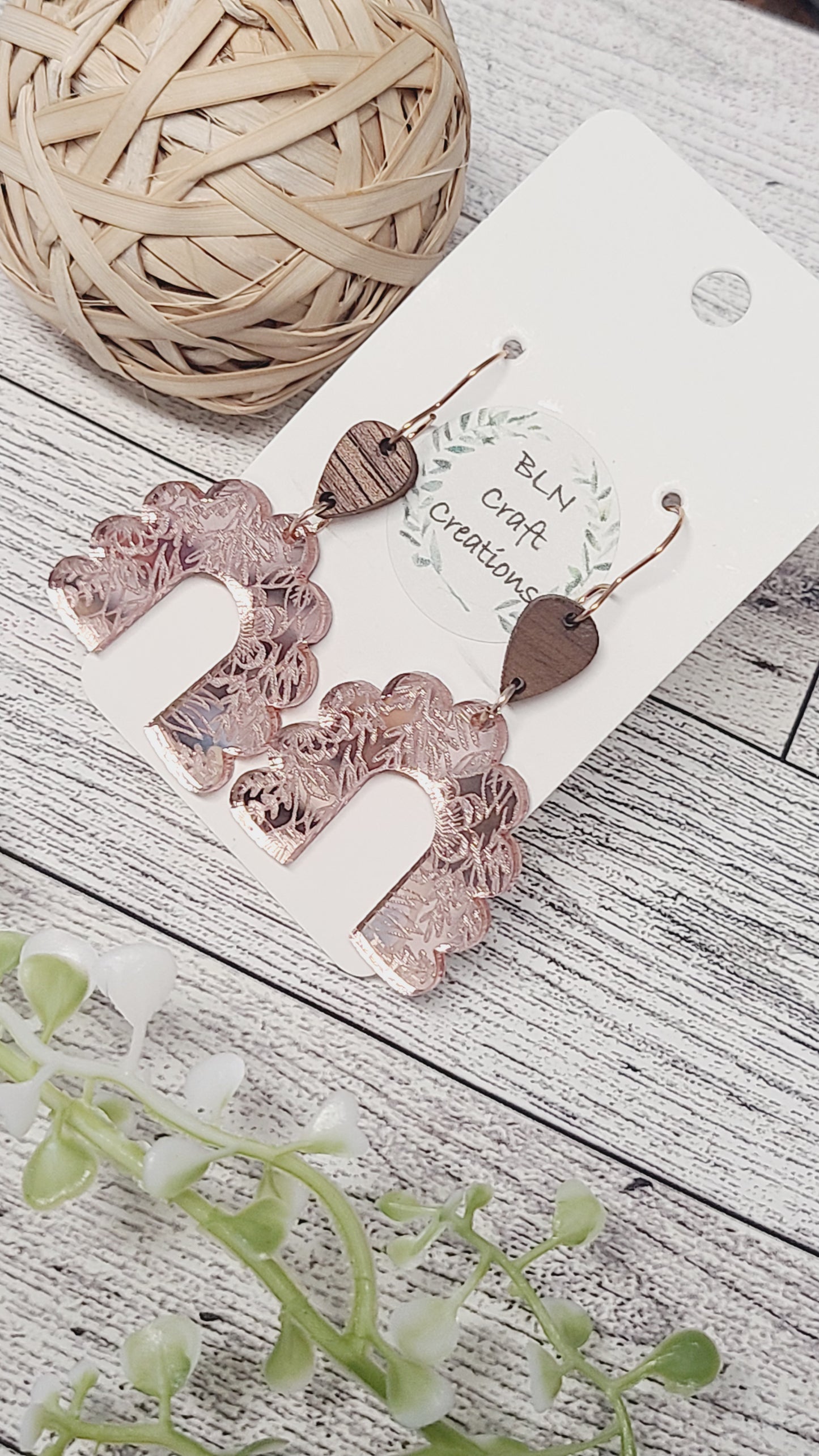 Arch engraved with leaves earrings