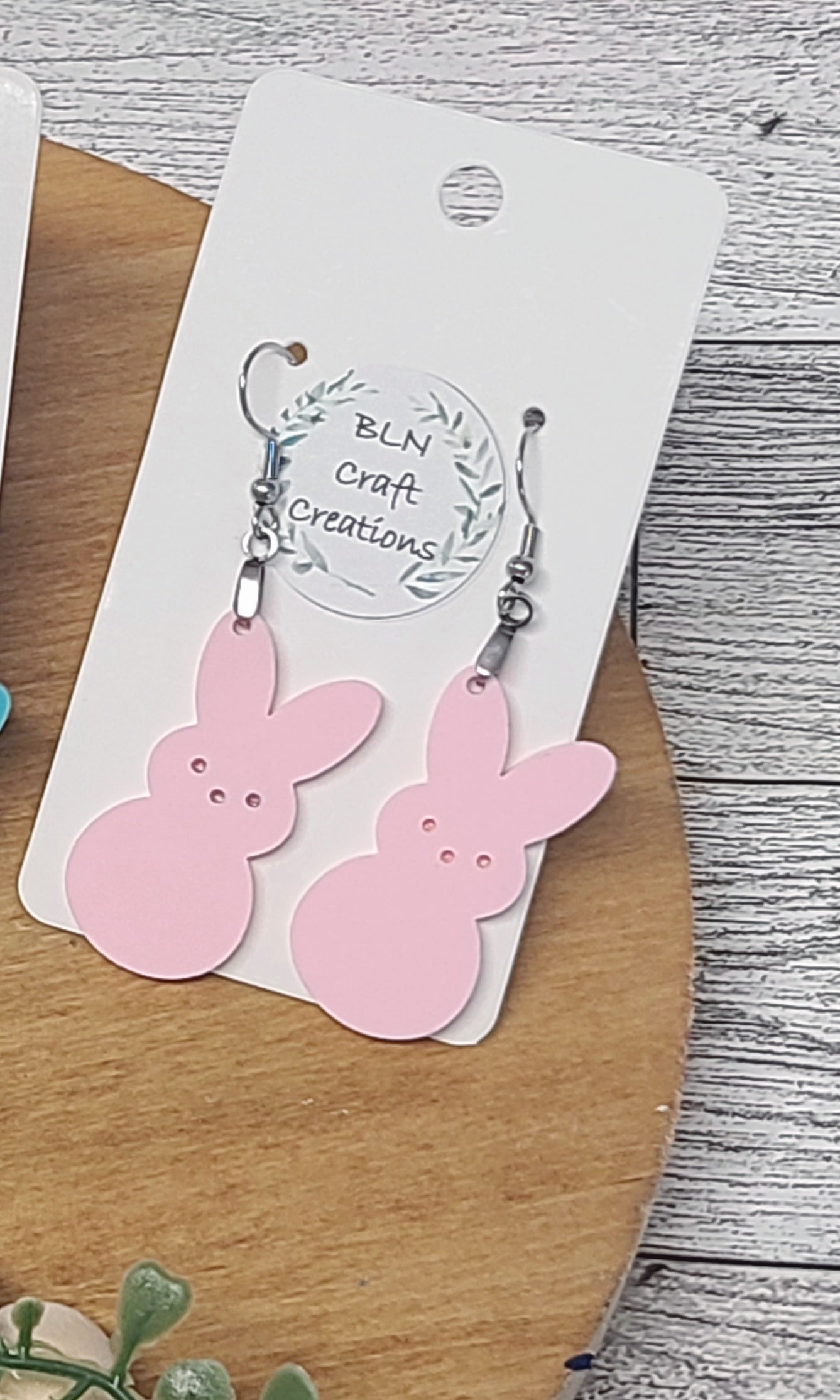 Peep acrylic earrings